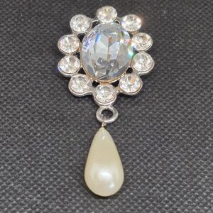 BEAUTIFUL Clear Rhinestone and Faux Pearl Teardrop Brooch